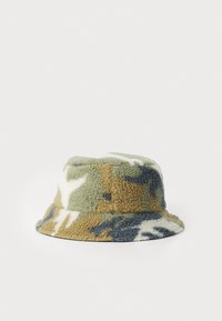Buckethat lavet af blød, struktureret fleece i camouflagemønster med grønne, brune og blå nuancer, der har en afrundet top og bred skygge.