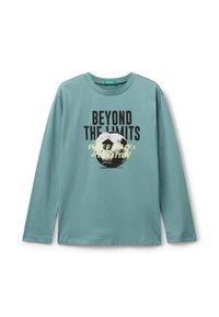 Helles Türkis, langärmliges T-Shirt aus weichem Stoff, das ein schwarz-weißes Fußballgrafik mit dem Text "BEYOND THE LIMITS" in fetter Schrift zeigt.