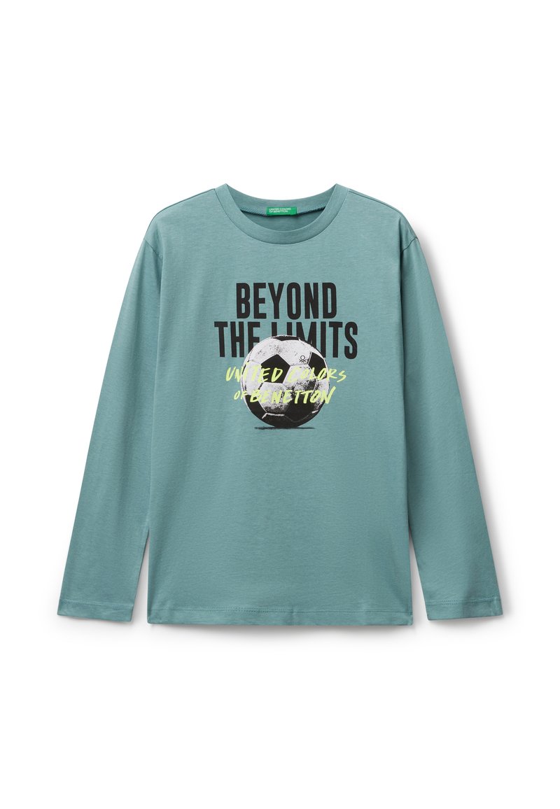 Helles Türkis, langärmliges T-Shirt aus weichem Stoff, das ein schwarz-weißes Fußballgrafik mit dem Text "BEYOND THE LIMITS" in fetter Schrift zeigt.