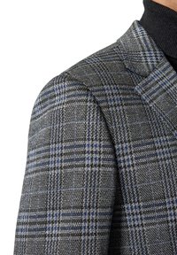 Szary i czarny marynarka w kratę z niebieskimi akcentami, wykonana z fakturowanej tkaniny. Posiada wyraźnie zarysowane ramiona oraz klapę w kształcie "notch".