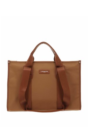 Sac tote en nylon marron avec poignées en cuir, forme rectangulaire, étiquette de marque à l'avant et coutures renforcées pour plus de durabilité.