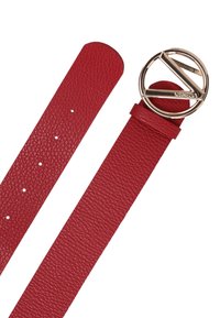 Czerwony skórzany pasek o teksturowanym wykończeniu, z okrągłą złotą klamrą o geometrycznym wzorze i wygrawerowanym napisem "Venezia".
