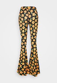 Pantaloni neri a zampa d'elefante con un audace motivo floreale che presenta fiori giallo-arancio e foglie verdi. Texture liscia, vita media.
