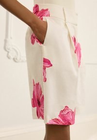 Next PETITE - FLORAL TAILORED  - Short - ecru pink