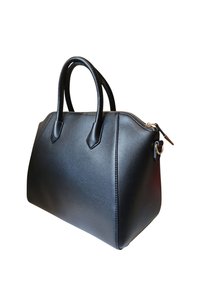 Borsa a mano nera in pelle con forma strutturata. Caratterizzata da due manici arrotondati, chiusura con zip e dettagli di cucitura sottili sulla superficie.