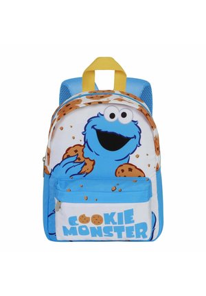 Sac à dos bleu et blanc avec un graphisme de Cookie Monster tenant des cookies, des accents jaunes, et une poche avant avec le texte "COOKIE MONSTER".