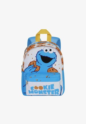 Mochila azul y blanca con un gráfico de Cookie Monster sosteniendo galletas, acentos amarillos y un bolsillo delantero con el texto "COOKIE MONSTER".