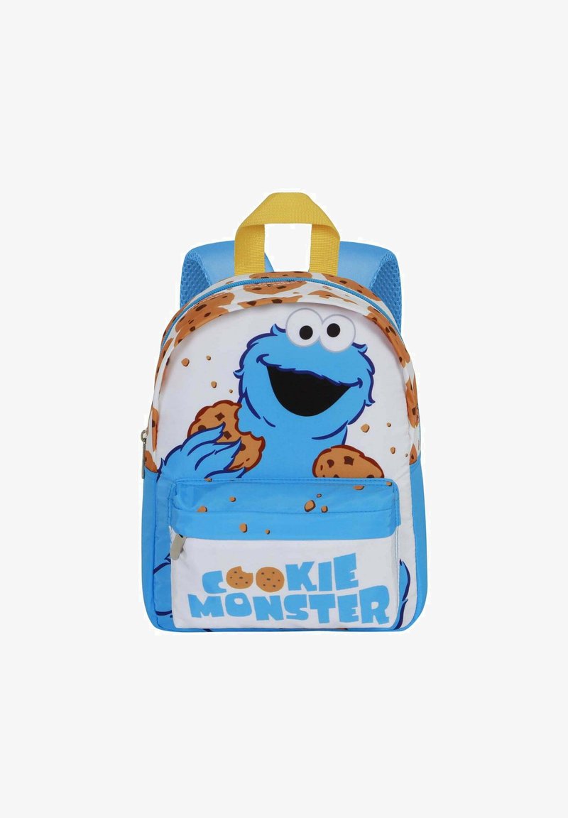Mochila azul y blanca con un gráfico de Cookie Monster sosteniendo galletas, acentos amarillos y un bolsillo delantero con el texto "COOKIE MONSTER".