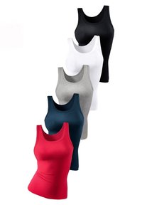 Fünf Tanktops in einer Reihe: rot, marineblau, grau, weiß und schwarz. Jedes hat eine gerippte Textur und einen runden Ausschnitt.