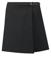 Jupe noire de style trapèze en tissu lisse, avec un détail de boucle latérale. Le design comprend un devant à plusieurs couches pour plus de dimension.