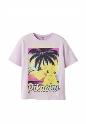Chemise lilas à manches courtes avec Pikachu devant des palmiers au coucher du soleil, texte "Faut tous les attraper" et "Pikachu" à l'avant.