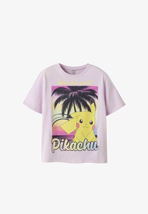 Chemise lilas à manches courtes avec Pikachu devant des palmiers au coucher du soleil, texte "Faut tous les attraper" et "Pikachu" à l'avant.