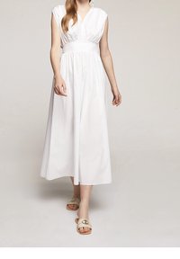 Bílá maxi šaty bez rukávů s výstřihem do V a nařaseným pasem. Hladká bavlněná látka, až na zem, s volným siluetou.