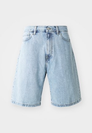Shorts in denim azzurro chiaro con una vestibilità rilassata, dotati di una vita con bottone, tasche frontali e risvolti all'orlo. Texture classica del denim.