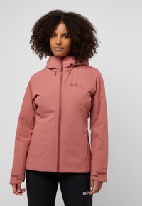 Roze softshell jas met een capuchon, voorzien van een front-rits, elastische manchetten en een logo op de borst, gladde textuur en een getailleerd ontwerp.