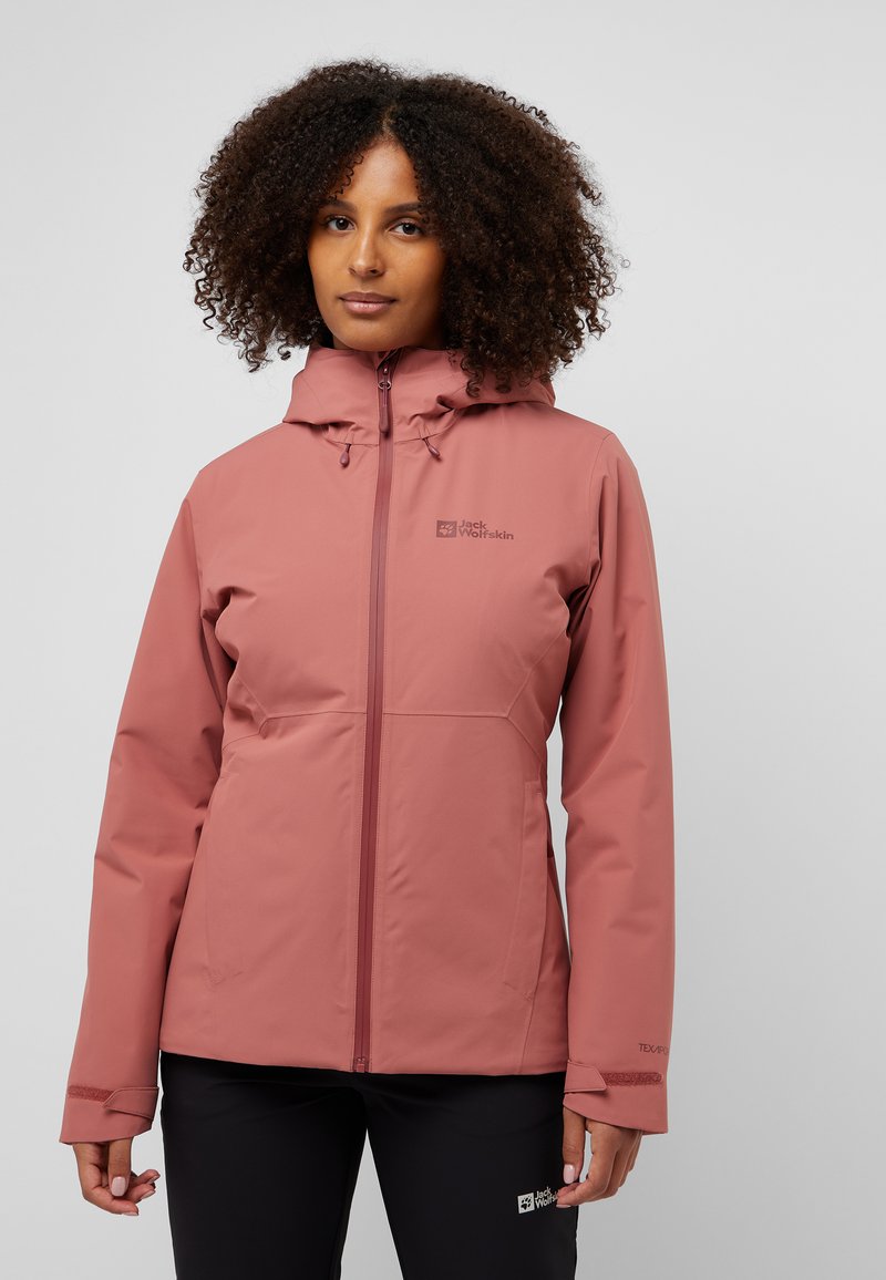 Roze softshell jas met een capuchon, voorzien van een front-rits, elastische manchetten en een logo op de borst, gladde textuur en een getailleerd ontwerp.