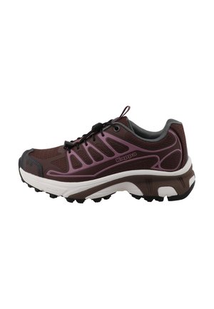 Scarpa da trail running marrone scuro e viola con lacci neri, suola con grip texturizzato e intersuola ammortizzata bianca e marrone.