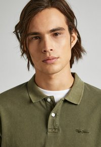 Pepe Jeans NEW OLIVER - Polo marškinėliai - military green