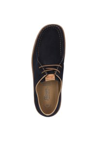 Chaussure en daim bleu marine avec des coutures et des lacets beige, dotée d'une semelle intérieure douce et d'une étiquette en cuir avec le nom de la marque. Design à bout rond.