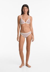 OYSHO TRIM TEXTURED STIPLE TRIANGLE - Sutien costum de baie din două piese - beige