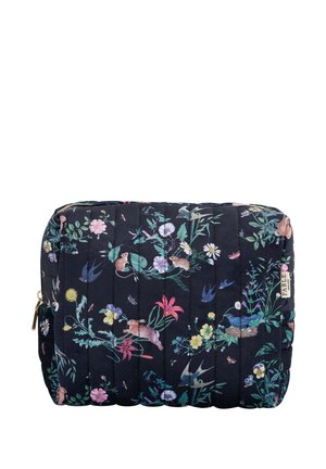 Trousse de maquillage florale en tissu matelassé bleu marine, ornée de fleurs colorées et de petits animaux, avec fermeture éclair et une étiquette en tissu sur le côté.