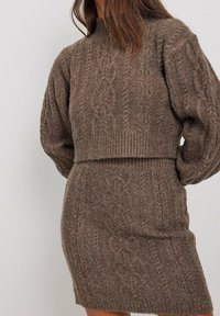 NA-KD Sweter
