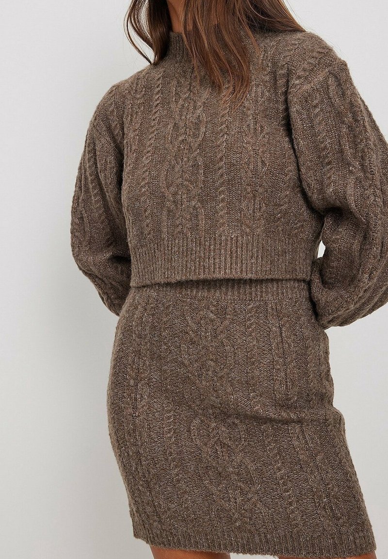 NA-KD Sweter