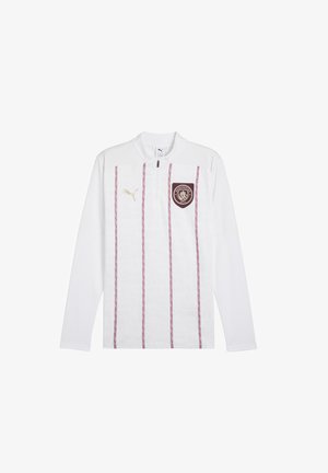 Hvid langærmet fodboldtræningstrøje med lynlås krave, prydet med bordeaux lodrette striber og Manchester City-logo på venstre bryst. Gyldne Puma-logo detaljer.