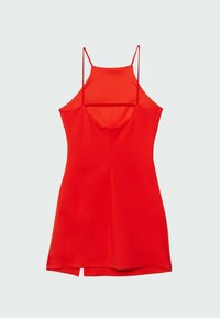Mini-robe rouge sans manches avec fines bretelles, col montant et une petite fente à l'avant de l'ourlet, présentée à plat sur fond clair.
