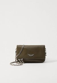Τσάντα crossbody από δέρμα σε ελιά πράσινο με αλυσίδα ασημί χρώμα, κλείσιμο με καπάκι και μεταλλικό διακοσμητικό σε σχήμα φτερού στο μπροστινό μέρος.