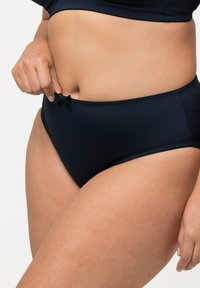Schwarze, hochgeschnittene Bikini-Unterteile aus glattem, dehnbarem Material mit einer kleinen Schleifenakzentuierung am Bund.