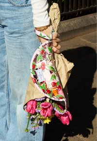 The Flat Lay Co. LUNAR FLAT LAY MAKEUP POUCH - Trousse - cherries