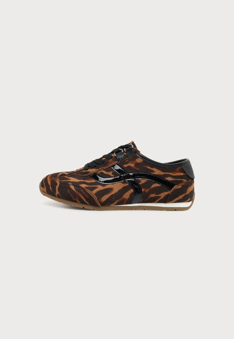 Baskets profil bas avec imprimé tigre marron et noir, détails en cuir verni noir, lacets noirs et semelle en caoutchouc brun clair.