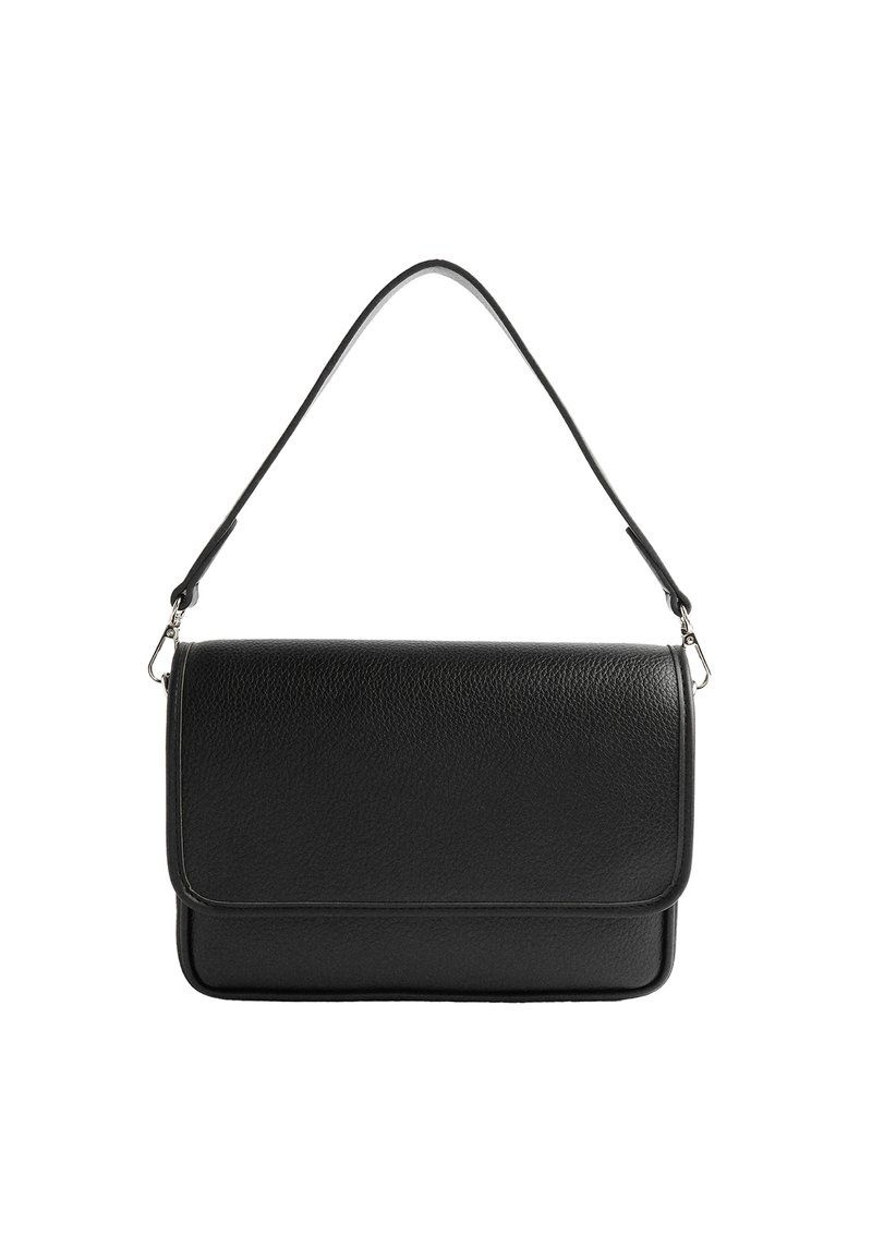 Czarna skórzana torebka z fakturowaną powierzchnią, klasycznym klapkiem, wąskim paskiem na ramię oraz minimalnymi akcentami sprzętowymi. Prostokątny kształt.