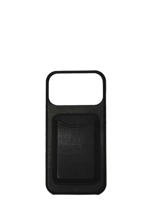Coque de téléphone noire texturée avec une poche porte-cartes intégrée à l'arrière, conçue pour une grande découpe pour l'appareil photo.