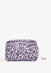 Bolsa de cosméticos con estampado de leopardo en rosa claro y púrpura, de forma rectangular con bordes redondeados, que cuenta con un cierre de cremallera y acentos de cordón blanco.