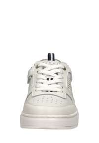 Witte sneaker met een gestructureerde leren bovenkant, ronde neus, geperforeerde details, witte veters en een blauw-witte label aan de achterkant.