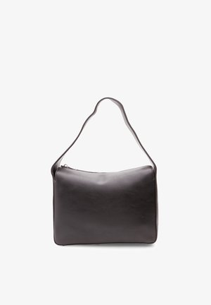 Geantă de umăr din piele neagră, cu o textură netedă, formă rectangulară și un singur chiu curb. Dispune de o închidere cu fermoar în partea de sus.