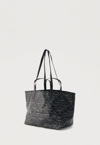Μαύρη τσάντα tote με διακριτικό μοτίβο διαμαντιού και μικρά εικονίδια χαμογελαστών προσώπων, με δύο κοντές και δύο μακριές λαβές.