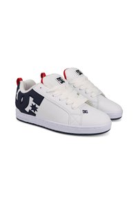 Vita låga sneakers med marinblå accenter och röda detaljer. Funktioner inkluderar textilsnören, en stor logotyp och en texturerad sula.
