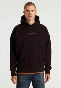 Felpa nera con cappuccio in materiale morbido, dotata di tasca frontale e di un piccolo logo. Il design include polsini a coste e una vestibilità comoda.