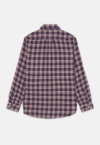 Chemise à manches longues en tartan avec un motif à carreaux bleu marine, rouge et blanc, dotée d'un col et de poignets à boutonnière, fabriquée dans un tissu léger.