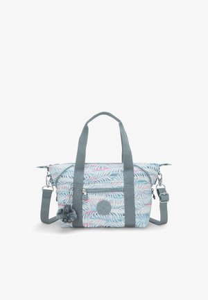 Bedruckte Stofftasche in Hellblau mit pinken und grünen Blättern. Verfügt über graue Träger, eine Fronttasche mit Reißverschluss und ein plüschiges Anhänger-Detail.