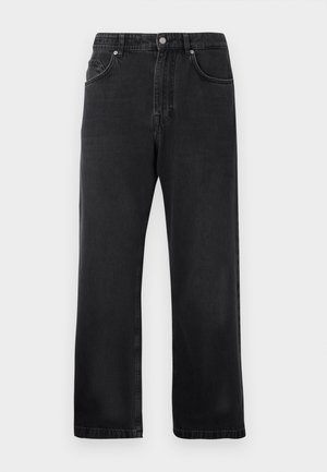 Sorte strake jeans med frontlommer, beltehemper og knappelukking på hvit bakgrunn.