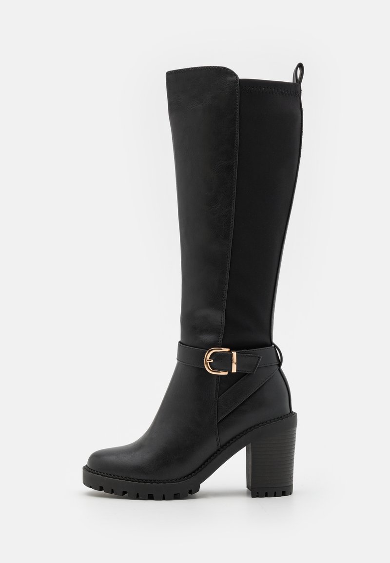 Botas pretas até ao joelho, feitas de couro sintético liso. Apresentam um salto bloco de destaque, um detalhe de fivela e uma sola texturizada para maior aderência.