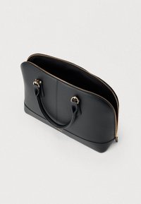 Crna kožna torbica s teksturiranim završetkom, zlatnim patentnim zatvaračem, dvostrukim ručkama i prostranim unutrašnjim prostorom. Zaobljenog oblika s minimalističkim dizajnom.