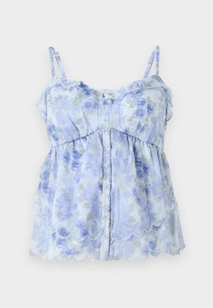 Lyseblå bluse med blomstertrykk, med volangstropper, knapplukking foran og bølget kant. Laget av lett, noe teksturert stoff.