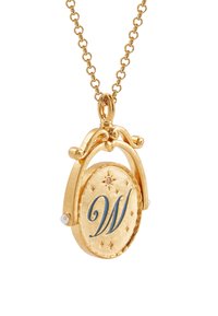 Collana con medaglione d'oro inciso con una "W" blu, design ornato, motivi decorativi a forma di stella e un piccolo accento di perla sul lato.