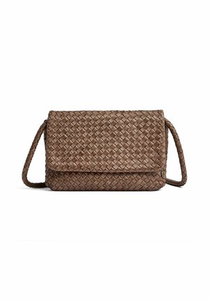 Hnedá kabelka cez rameno s tkanou koženou textúrou a klopovým zapínaním, s pleteným remienkom a malým okrúhlym logom v pravom dolnom rohu.