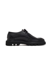 Zwarte leren schoenen met een gladde textuur, ronde neus en zichtbare stiksels. Voorzien van een dikke, robuuste zwarte rubberen zool.